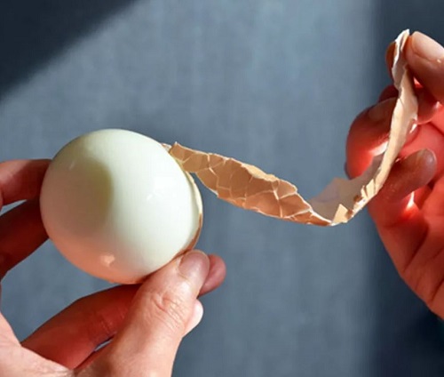 Как почистить яйцо
